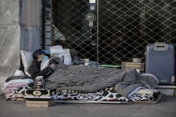 Γιορτινές ημέρες σημαίνουν αγάπη, θαλπωρή και αντάμωμα αγαπημένων προσώπων -συγγενών και φίλων- γύρω από το χριστουγεννιάτικο τραπέζι με χαμόγελα και δώρα, σ` ένα ζεστό σπιτικό.