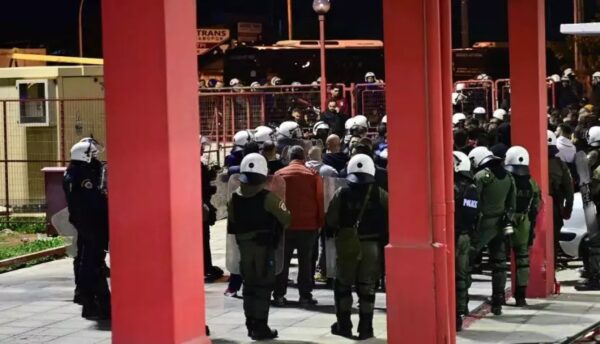 Ποινική δίωξη σε βαθμό κακουργήματος εναντίον του 18χρονου για την αιματηρή επίθεση με φωτοβολίδα σε βάρος αστυνομικού