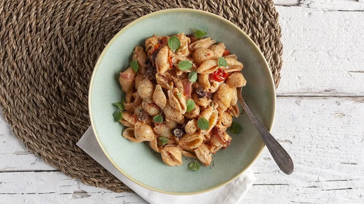 Εύκολη και νόστιμη συνταγή! Φτιάξτε ζυμαρικά με ψητή φέτα και ντοματίνια