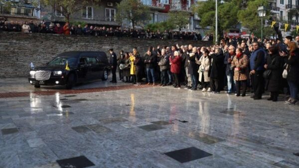 Συνεχίζεται το λαϊκό προσκύνημα στον Βασίλη Καρρά