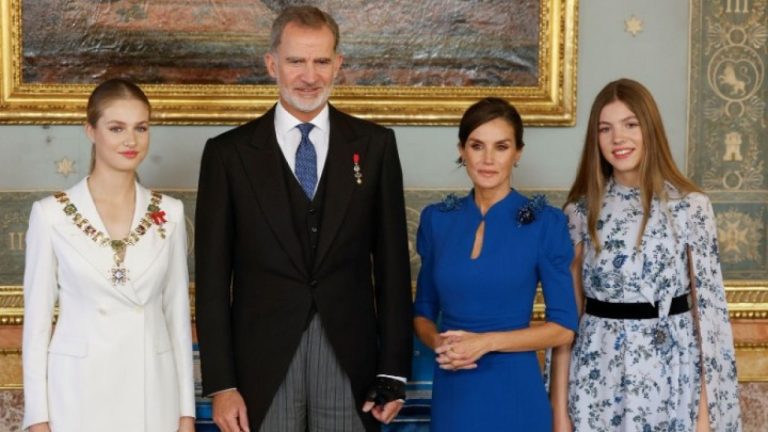 Είναι ένα οικογενειακό στιγμιότυπο όπου το βασιλικό ζεύγος ποζάρει μαζί με τις κόρες τους, την πριγκίπισσα Λεονόρ και την 16χρονη Ινφάντα Σοφία.