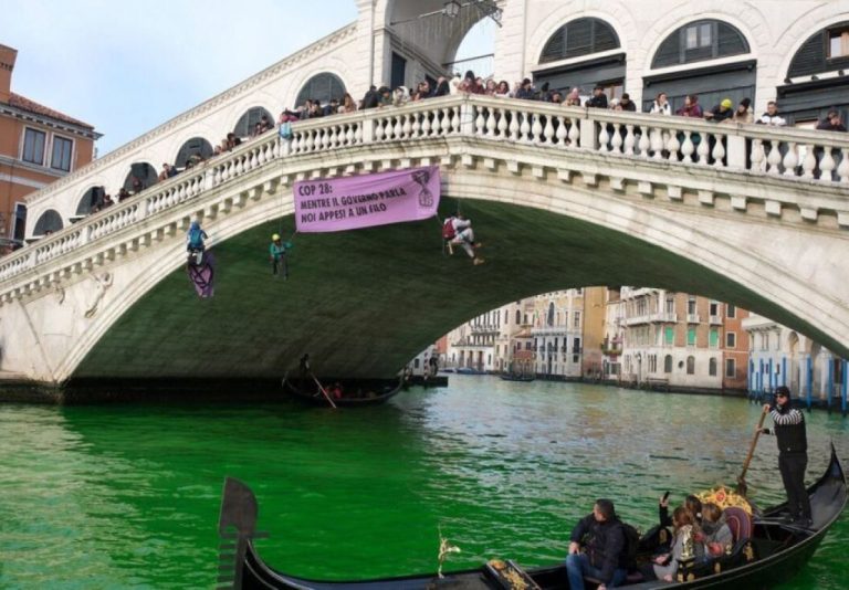 Για σειρά αδικημάτων κατηγορούνται οι 28 ακτιβιστές που «έβαψαν πράσινη», χθες, την λιμνοθάλασσα της Βενετίας ενώ ανάλογες κινητοποιήσεις οργανώθηκαν στην Ρώμη, στο Μιλάνο και στο Τορίνο.
