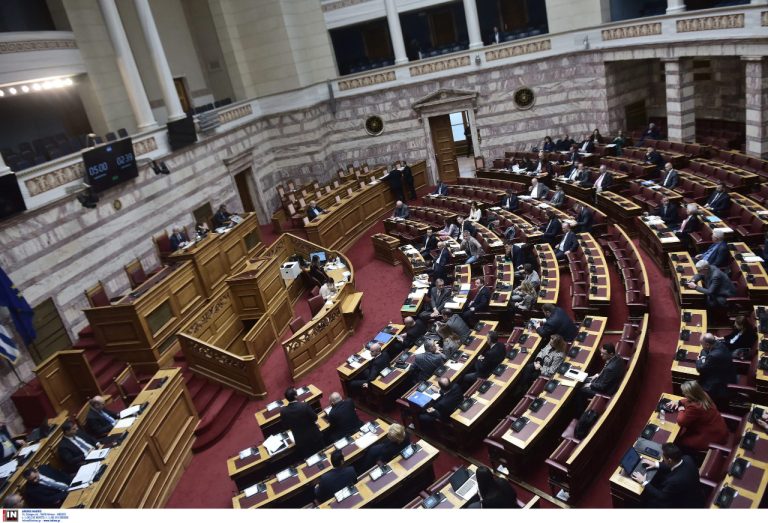 Την τροπολογία καταψήφισαν τα τρία κόμματα, Ελληνική Λύση, «Σπαρτιάτες» και «Νίκη» καθώς και ο πρώην πρωθυπουργός Αντώνης Σαμαράς και ο ανεξάρτητος βουλευτής Κωνσταντίνος Φλώρος, ενώ «παρών» δήλωσε η ανεξάρτητη βουλευτής Αρετή Παπαϊωάννου.