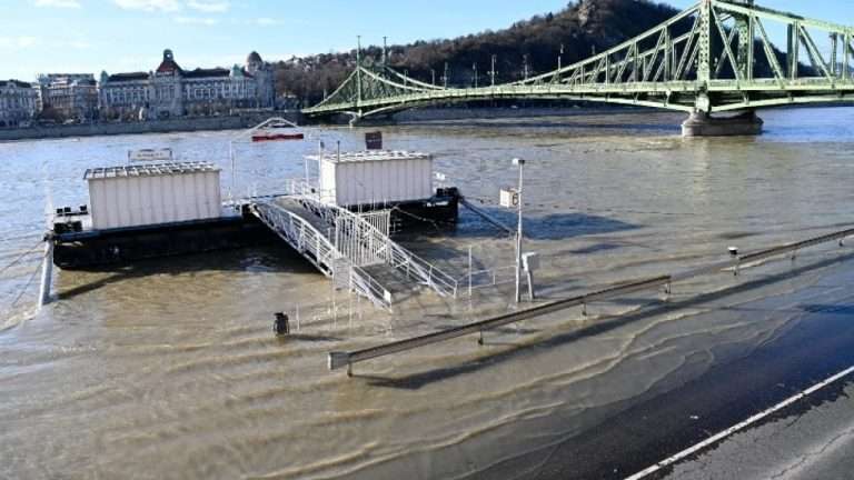 Ο Δούναβης υπερχείλισε στη Βουδαπέστη-Τα νερά στο υψηλότερο επίπεδο από το 2013