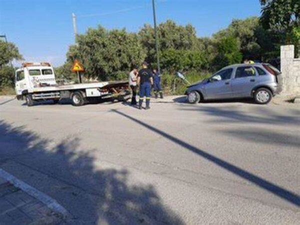 Ο νέος άντρας, οδηγός του ΙΧ, ανασύρθηκε από τα συντρίμμια του αυτοκινήτου από άντρες της πυροσβεστικής που έσπευσαν στο σημείο. Ασθενοφόρο του ΕΚΑΒ τον παρέλαβε δίχως τις αισθήσεις του.