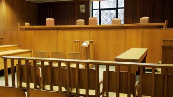 Ο Εισαγγελέας, ενώπιον του οποίου οδηγήθηκαν οι συλληφθέντες για την υπόθεση των κλοπών σε ΑΤΜ, απήγγειλε σε βάρος τους σωρεία κατηγοριών σε βαθμό κακουργήματος και πλημμελήματος όπως περιγράφονταν στη δικογραφία που διαβιβάστηκε από τις αστυνομικές αρχές.