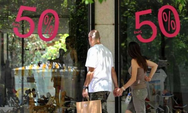 Χειμερινές εκπτώσεις: Πότε αρχίζουν – Ποια Κυριακή τα καταστήματα θα είναι ανοιχτά