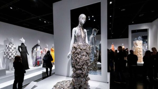 Την έκθεση με τίτλο «Women Dressing Women» συνθέτουν περίπου 80 ενδύματα από τη συλλογή του Μουσείου που δημιούργησαν 70 σχεδιάστριες μόδας από τις αρχές του 20ου αιώνα έως σήμερα.