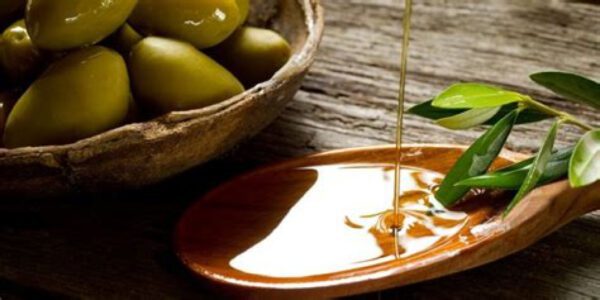 «Οι συμμετέχοντες στη διαδικασία της αναγνώρισης θα πρέπει να έχουν ολοκληρώσει τον καφέ τους μισή ώρα τουλάχιστον πριν το μάθημα και να αποφύγουν να φορούν αρώματα ή κρέμες που αποσπούν την όσφρηση. Το πρώτο που κάνουμε είναι να ζεστάνουμε το ποτήρι στη χούφτα μας, έπειτα το μυρίζουμε και στη συνέχεια δοκιμάζουμε. Αυτές είναι οι τρεις κινήσεις »
