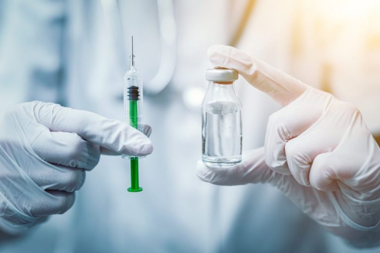 Στις 14 Δεκεμβρίου δημοσιεύτηκαν στο έγκριτο επιστημονικό περιοδικό New England Journal of Medicine ερευνητικά δεδομένα σχετικά με την αποτελεσματικότητα των ανασυνδυασμένων εμβολίων σε σύγκριση με τα εμβόλια τυπικής δόσης έναντι της γρίπης, σε ενήλικες ηλικίας κάτω των 65 ετών.
