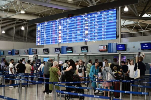 Οι εργαζόμενοι στα αεροπλάνα, τα τρένα, τα πλοία και τα άλλα Μέσα Μαζικής Μεταφοράς, καθώς και οι αυτοκινητιστές ταξί, παραμένουν στις επάλξεις όλες αυτές τις μέρες.