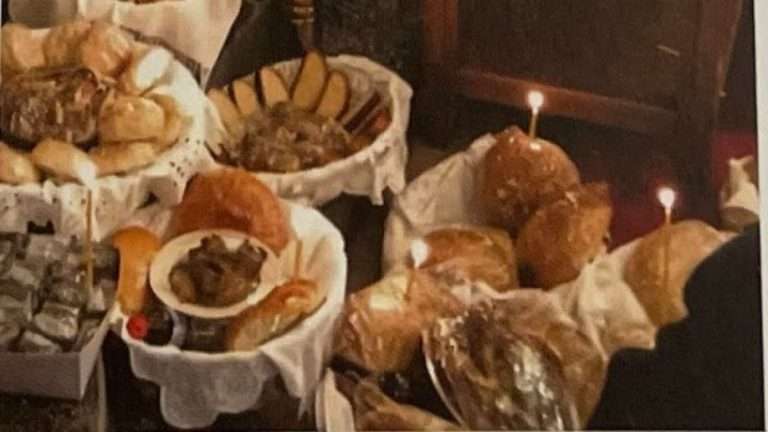 Χριστούγεννα: Το έθιμο του τηγανισμένου συκωτιού, στις εκκλησίες