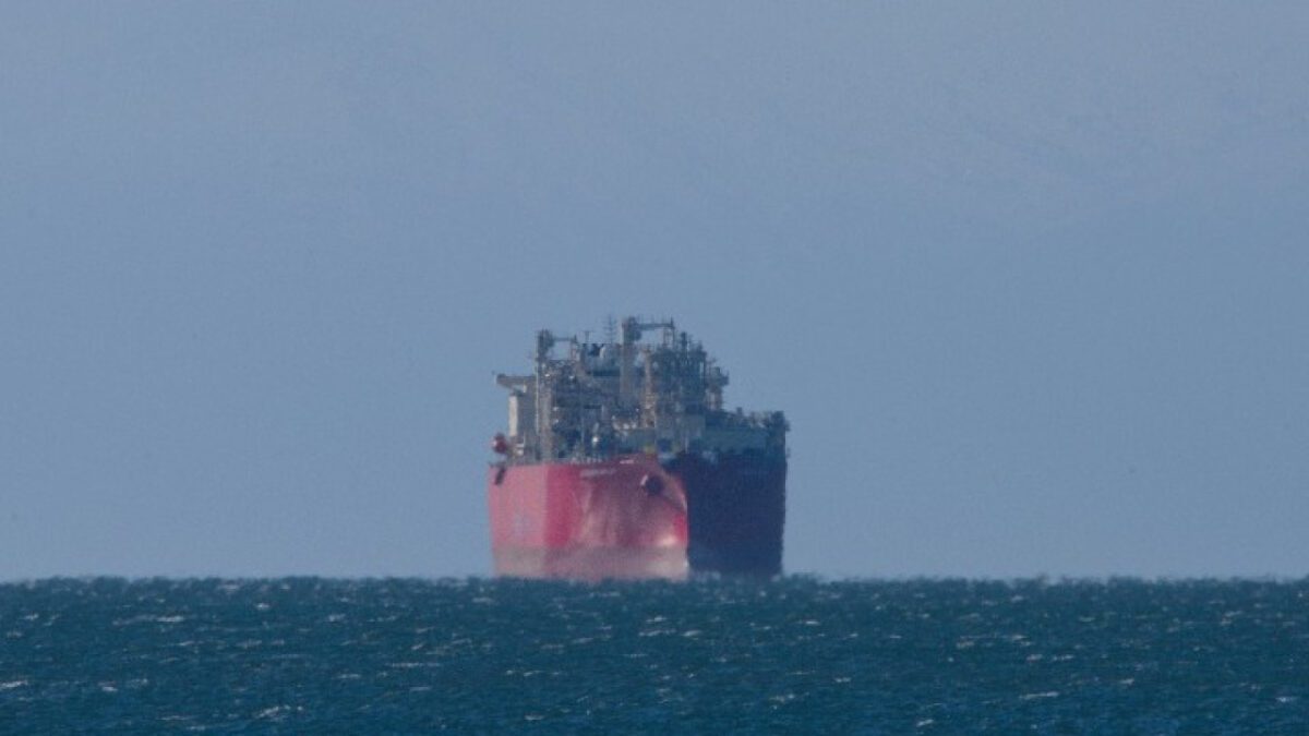 Ο αντιπρόεδρος και διευθύνων σύμβουλος της Gastrade ΑΕ, Κωνσταντίνος Σιφναίος περιγράφει στο ΑΠΕ-ΜΠΕ το χρονοδιάγραμμα πρόσδεσης του μετασκευασμένου πλοίου στον θαλάσσιο χώρο της Αλεξανδρούπολης και λειτουργίας του FSRU, της νέας πύλης εισόδου φυσικού αερίου στη Νοτιοανατολική Ευρώπη, μίας στρατηγικής σημασίας για την ενεργειακή ασφάλεια υποδομής καθώς διαφοροποιεί τον ενεργειακό χάρτη ως προς τις πηγές προμήθειας φυσικού αερίου.