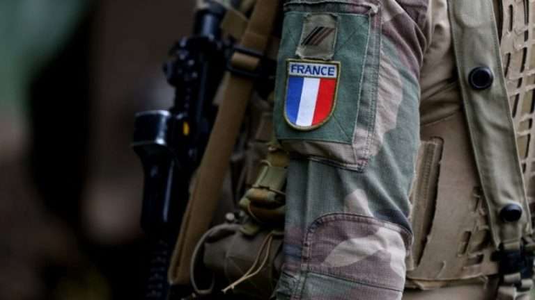 Συνολικά, 58 γάλλοι στρατιωτικοί σκοτώθηκαν σε μάχες στο Σαχέλ από το 2013, όταν διατάχθηκε η επιχείρηση Serval από τον τότε πρόεδρο Φρανσουά Ολάντ για να υποστηριχθεί η κυβέρνηση του Μαλί να αντιμετωπίσει ένοπλες ισλαμιστικές οργανώσεις.