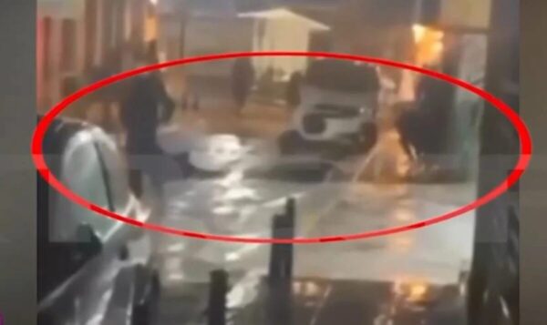 Ο «πιστολέρο» έριξε τέσσερις σφαίρες, οι τρεις εκ των οποίων έπληξαν τα δύο αδέλφια και τον φίλο τους, που έπεσαν αιμόφυρτοι στο έδαφος.