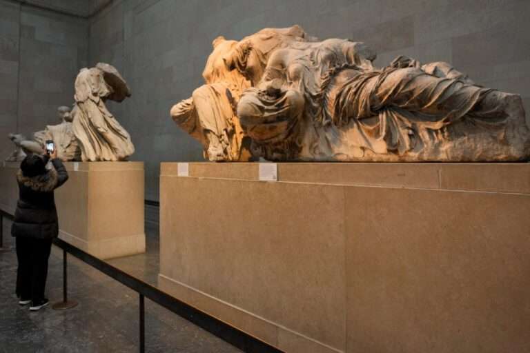 Λ. Μενδώνη – Guardian: Η Ελλάδα θα γεμίσει το κενό στο Βρετανικό Μουσείο, αν επιστραφούν τα Γλυπτά του Παρθενώνα