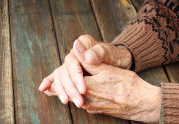 Όπως αναφέρει η νοσηλεύτρια η 92χρονη είχε άνοια με αποτέλεσμα να μην μπορέσει να καταλάβει ότι έπινε καθαριστικό υγρό.