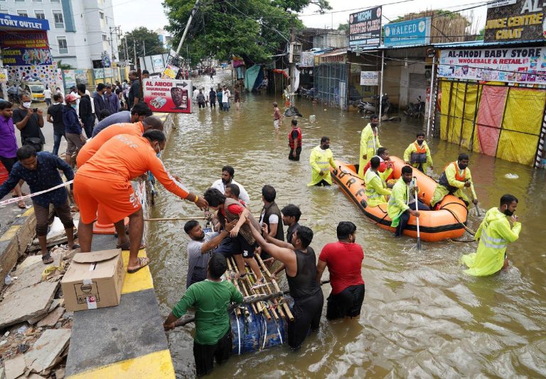 Τουλάχιστον 14 άνθρωποι έχουν χάσει τη ζωή τους στην Τσενάι, στην νοτιοανατολική Ινδία, και στο κρατίδιο Ταμίλ Ναντού στο οποίο βρίσκεται, από τις πλημμύρες που προκάλεσαν οι καταρρακτώδεις βροχές που άρχισαν τη Δευτέρα