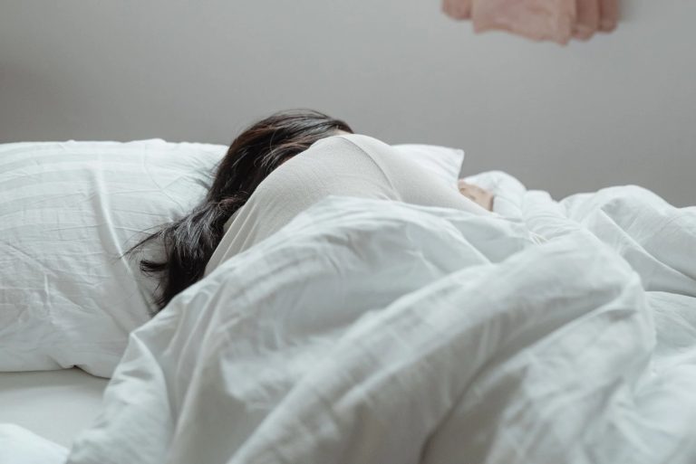 Μπορεί το χρώμα της πιτζάμας σας να επηρεάσει τον ύπνο σας; Τι λένε οι επιστήμονες