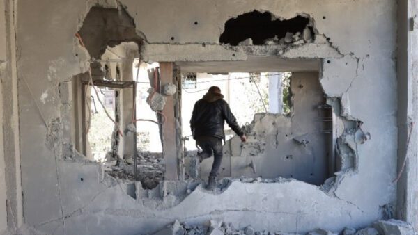 Εικόνες που μεταδόθηκαν από την ισραηλινή τηλεόραση δείχνουν μεγάλα πλήθη να συγκεντρώνονται στο κέντρο του Τελ Αβίβ και να αποκλείουν κεντρική αρτηρία.