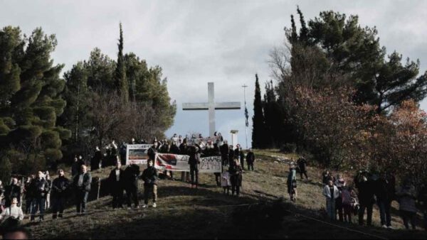 Στον Μητροπολιτικό Ναό της Κοιμήσεως της Θεοτόκου τελέστηκε Πολύαρχιερατική Θεία Λειτουργία και το πάνδημο μνημόσυνο και ακολούθως πραγματοποιήθηκε πομπή προς τον Τόπο Θυσίας.