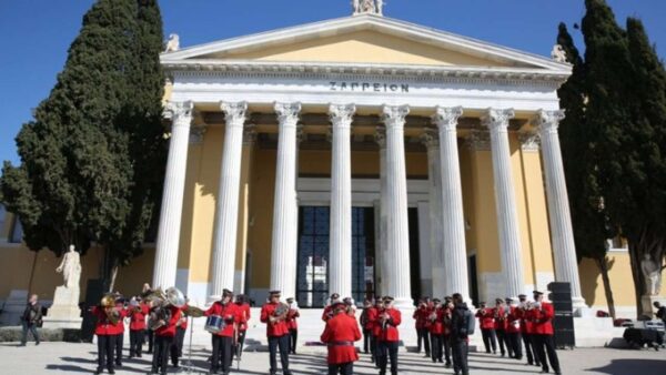 Ως προς το διάστημα αυτό των Χριστουγέννων, η κ. Λογιώτη λέει: «Η Φιλαρμονική βγαίνει έξω, στον κόσμο, λέει τα κάλαντα, μετέχει σε εκδηλώσεις, όπως το άναμμα του χριστουγεννιάτικου δέντρου της πόλης και ο κόσμος την υποδέχεται με αγάπη και χαρά. Πολύ περισσότερο που πλαισιώνεται και από μαθητές».