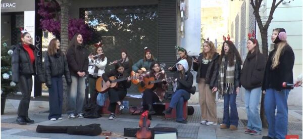 Πλημμύρισε με κόσμο και χριστουγεννιάτικα κάλαντα η πόλη των Σερρών- video