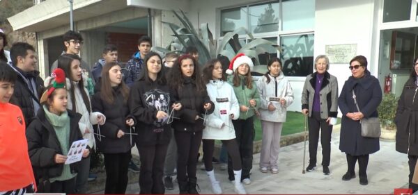 Οι μαθητές του 5ου Γυμνάσιου έψαλλαν τα κάλαντα στην "Κωστοπούλειο Στέγη" και στην παιδιατρική μονάδα του Νοσοκομείου Σερρών- Video