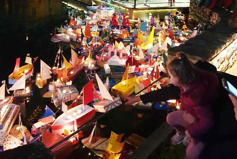 Δράμα: Τα παιδιά έστειλαν ευχές με χάρτινα καραβάκια στα νερά της Αγίας Βαρβάρας