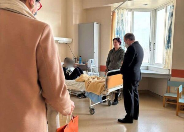 Επίσκεψη του Κώστα Καραμανλή στο Νοσοκομείο Σερρών - Ευχές και δώρα για τα παιδιά