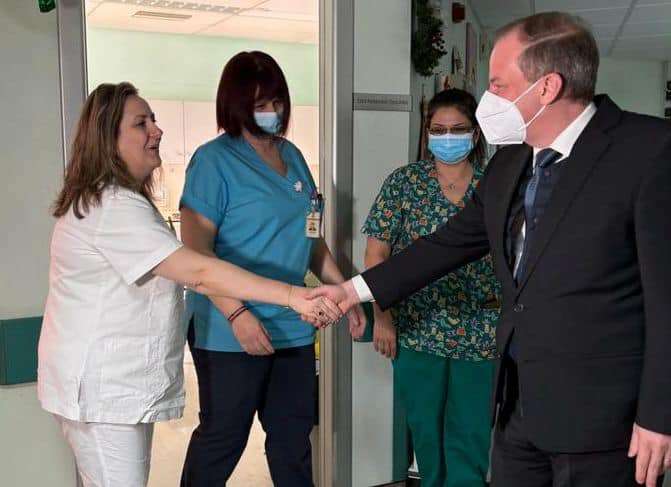 Επίσκεψη του Κώστα Καραμανλή στο Νοσοκομείο Σερρών - Ευχές και δώρα για τα παιδιά