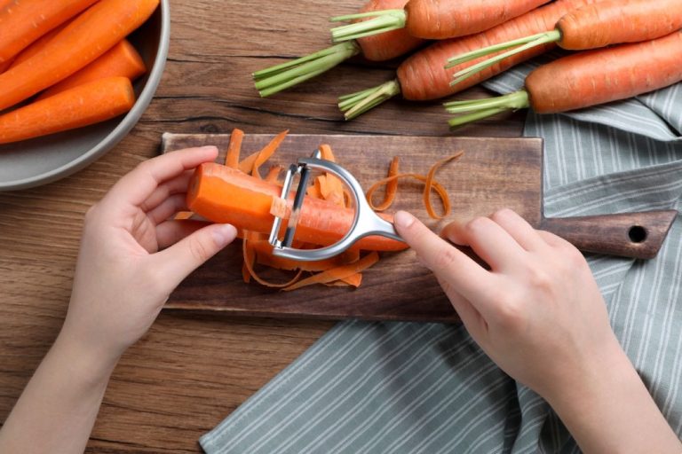 Πρέπει να ξεφλουδίζουμε τα καρότα;