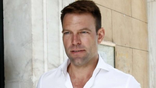 «Οι άνθρωποι που συνάντησα θα περάσουν εκεί τις γιορτές, άγρυπνοι, για τη σωτηρία της ανθρώπινης ζωής. Είναι οι ήρωες της κοινωνίας μας. Ήθελα πάνω απ' όλα να τους πω ‘ευχαριστώ'», αναφέρει.