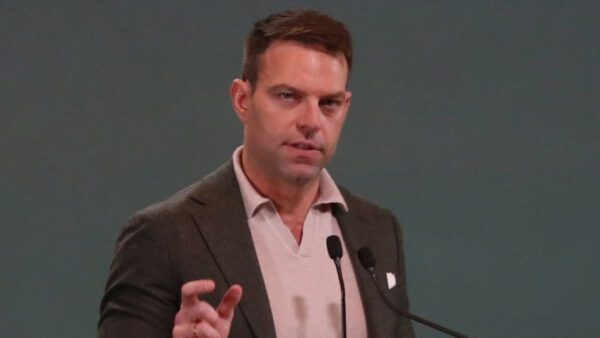 Ο πρόεδρος του ΣΥΡΙΖΑ διέψευσε ότι ετοιμάζει περιοδεία στο εξωτερικό μέσα στις γιορτές, ωστόσο, τόνισε πως εάν ισχύσει η επιστολική ψήφος πριν τις ευρωεκλογές ο ΣΥΡΙΖΑ θα είναι δίπλα στους ομογενείς.