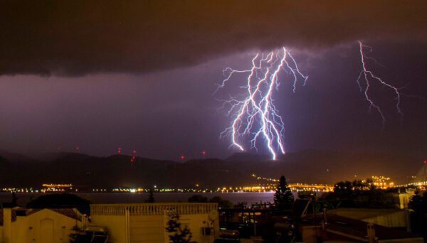 Τα φαινόμενα θα είναι κατά τόπους ισχυρά από αργά το απόγευμα στην ανατολική Μακεδονία, τη Θράκη και στα νησιά του βορειοανατολικού Αιγαίου