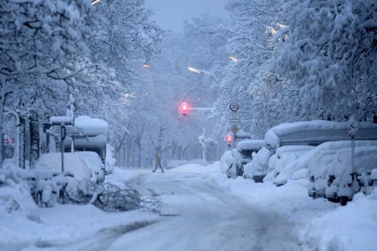 Γερμανία: Πάγωσε το Μόναχο με χιονόπτωση – ρεκόρ, μπλακ άουτ στις συγκοινωνίες
