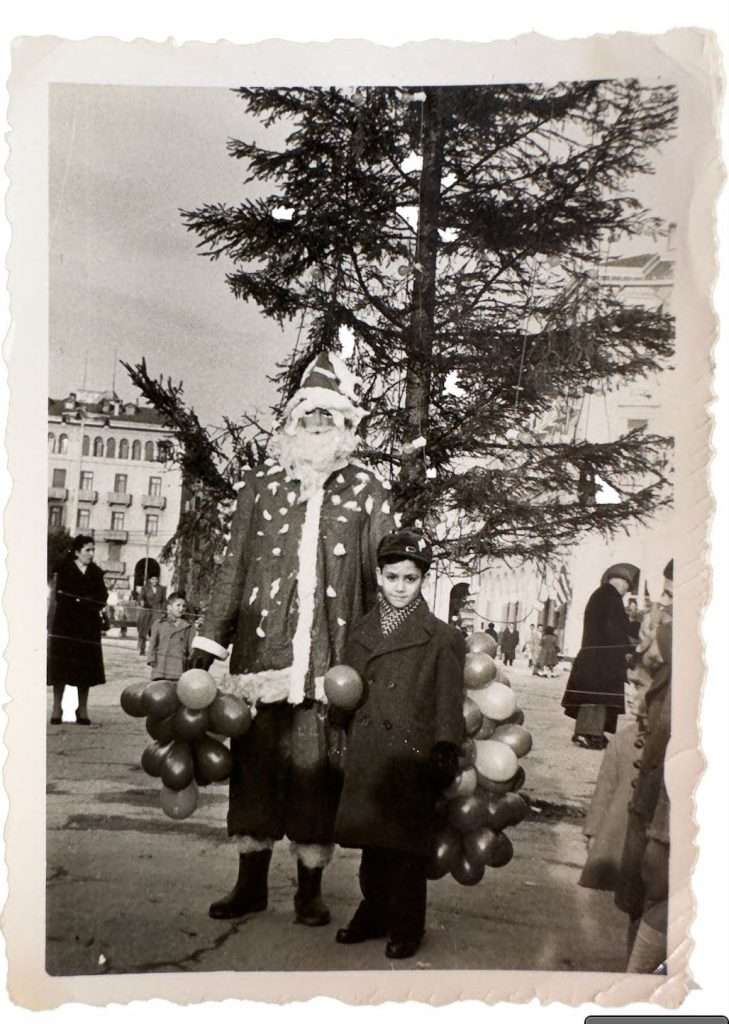 Δείτε φωτογραφίες: Τα ασπρόμαυρα Χριστούγεννα της Θεσσαλονίκης μέσα από τη συλλογή του Άρη Παπατζήκα