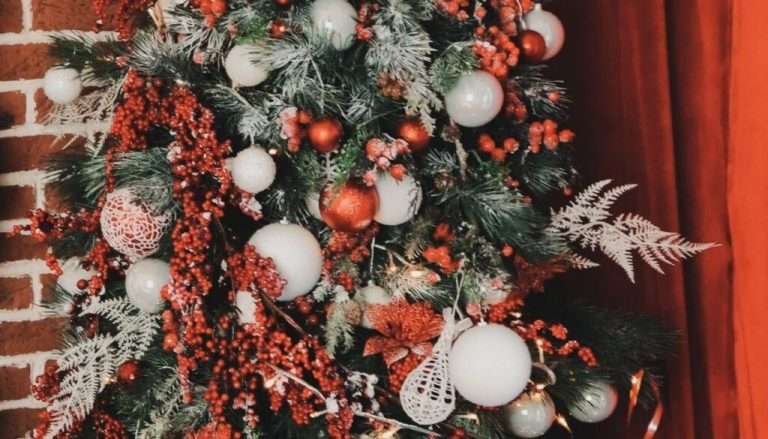Χριστουγεννιάτικο δέντρο: 7 κόλπα της τελευταίας στιγμής για να το κάνετε να φαίνεται πιο γεμάτο