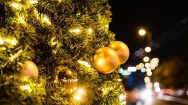 Πότε πρέπει να ξεστολίσεις το χριστουγεννιάτικο δέντρο, για να έχεις καλή τύχη το 2024