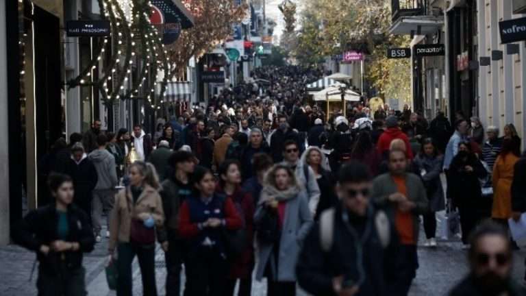 Κορυφώνεται η εορταστική αγοραστική κίνηση - Τζίρο πάνω από 4 δισ. ευρώ τον Δεκέμβριο προσδοκούν οι έμποροι