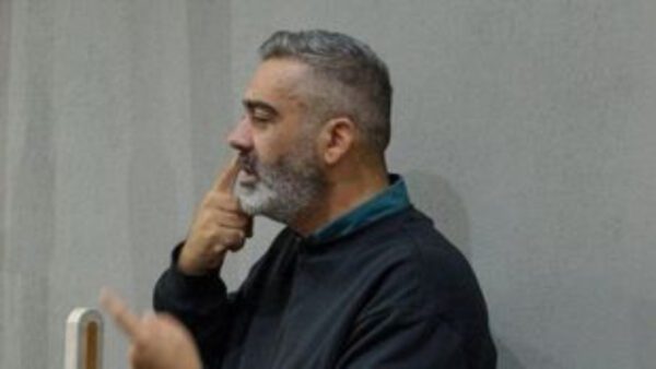 Στην εκδήλωση για την παγκόσμια ημέρα έμφυλης βίας, στο Ωδείο Αθηνών, ο κ. Κουζέλης μαζί με άλλους δύο διερμηνείς, δεν σταμάτησαν τη δουλειά τους όταν άρχισαν τα τραγούδια.