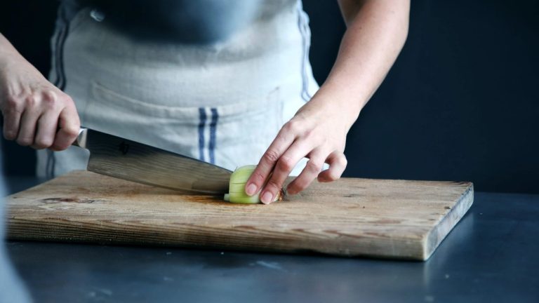 Jamie Oliver: Το κόλπο με το κρεμμύδι που θα αναδείξει όλα τα σπιτικά πιάτα σας