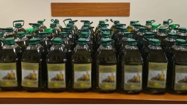 Στη σύλληψη 39χρονου προχώρησαν Αστυνομικοί του Τμήματος Ασφαλείας Λαγκαδά έπειτα από τον εντοπισμό 49 δοχείων αμφιβόλου ποιότητας ελαιολάδου για τα οποία παράλληλα στερούνταν σχετικών παραστατικών εγγράφων. Σύμφωνα με την Αστυνομία, σήμερα, σε περιοχή του Δήμου Λαγκαδά, έπειτα από έλεγχο που διενεργήθηκε σε αυτοκίνητο ιδιοκτησίας του συλληφθέντα, βρέθηκαν και κατασχέθηκαν συνολικά 49 πλαστικά δοχεία χωρητικότητας 5 λίτρων έκαστο, στα οποία αναγραφόταν ότι πρόκειται για «Εξαιρετικά παρθένο ελαιόλαδο» περιοχής της Ελλάδας. Όπως διαπιστώθηκε και κατόπιν παράλληλης επικοινωνίας με τον Ε.Φ.Ε.Τ. Θεσσαλονίκης, το περιεχόμενο ήταν διαφορετικής απόχρωσης σε κάθε δοχείο, στερούνταν σχετικής οσμής και βάσει κανονισμών υπήρχαν ελλείψεις ως προς την ορθή επισήμανση του ελαιολάδου. Επιπλέον, ο 39χρονος δεν είχε στην κατοχή του σχετικά παραστατικά έγγραφα που να δικαιολογούν την κατοχή και μεταφορά τους. Ο συλληφθείς θα οδηγηθεί στην αρμόδια δικαστική Αρχή, ενώ για τα κατασχεθέντα δοχεία παραγγέλθηκε προς τον Ε.Φ.Ε.Τ. Θεσσαλονίκης διενέργεια δειγματοληψίας, για εξέταση δειγμάτων ως προς την ποιότητα, τη γνησιότητα και τυχόν επικινδυνότητα για τη δημόσια υγεία . Πηγή φωτογραφίας: Γενική Αστυνομική Διεύθυνση Θεσσαλονίκης