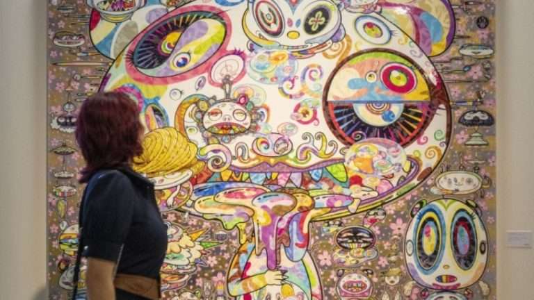 Η έκθεση με τίτλο «Still Lifes with Flowers» η έκθεση επικεντρώνεται γύρω από έναν πίνακα μεγάλης κλίμακας - με τον Mr. DOB στο κεντρικό σημείο - με τίτλο 727 NYC και καλύπτει ένα ευρύ φάσμα έργων του Murakami από το 2022 και το 2023.