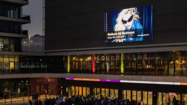 Πριν εμφανιστεί στο sold out σόου στο Barclays Center μπροστά σε 14.000 θαυμαστές της η βασίλισσα της ποπ, αντιμετώπισε «τεχνικά προβλήματα κατά τον έλεγχο του ήχου που προκάλεσαν καθυστέρηση κατά μία ώρα»