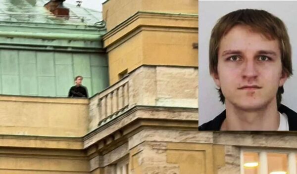 Όπλα και πυρομαχικά μέσα σε μία θήκη κιθάρας κουβαλούσε το τελευταίο διάστημα ο 24χρονος, ο οποίος σκόρπισε τον θάνατο στο Πανεπιστήμιο του Καρόλου.