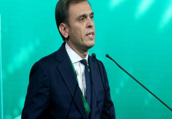 Ο τομεάρχης Εξωτερικών του ΠΑΣΟΚ-ΚΙΝΑΛ, πρόσθεσε ότι «η ουσία βρίσκεται πάντοτε πίσω από τις φωτογραφίες και τις εθιμοτυπικές δηλώσεις: Στο κείμενο του συμφώνου, στη δεσμευτικότητά του και στο κατά πόσον οι γενικές διατυπώσεις του μπορούν να αφήσουν ενδεχόμενα περιθώρια διαφορετικών ερμηνειών».