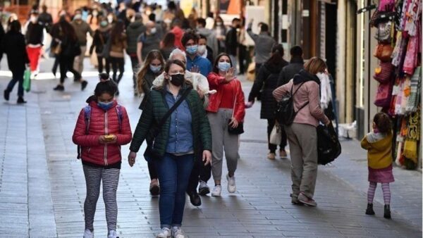 Τα κρούσματα της Covid-19 αυξάνονται και οι μάσκες επανέρχονται