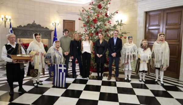 Μαζί με τον πρωθυπουργό ήταν η σύζυγός του Μαρέβα και τα παιδιά τους.