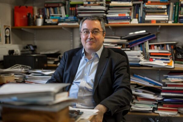 «Δε θα περιμένουμε την επόμενη κρίση, δεν έχουμε περιθώριο να κάνουμε λάθη», είπε ο καθηγητής εξηγώντας ότι ο συγχρωτισμός που θα υπάρχει στις μεγαλουπόλεις -με μεγάλες μετακινήσεις πληθυσμών από αγροτικές περιοχές σε αστικές περιοχές, μπορεί να προκαλέσει μία νέα κρίση.
